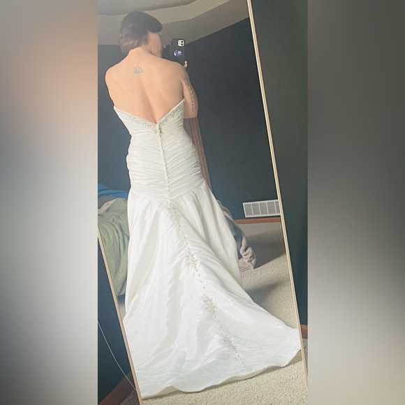 Chic Strapless Ivory Wedding Gown - Fit & Flare - Picture 2 of 12